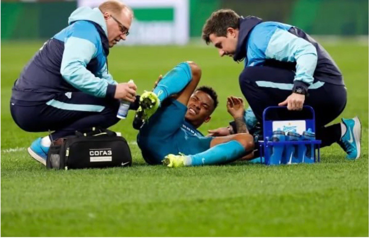 Прогрузы на спорт. Медицинский футбол. Медицинская бригада в футболе. Футбол медицинская бригада на поле. Мед.бригада на футболе.