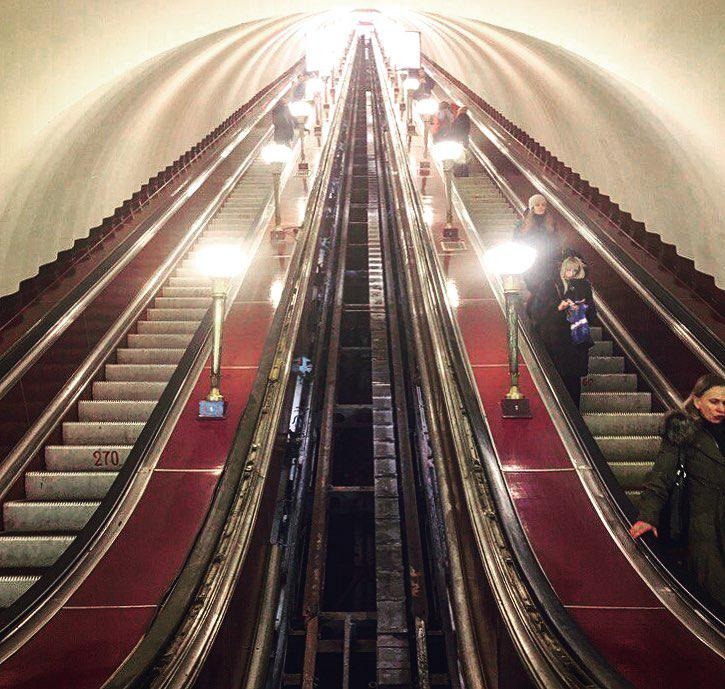 Сенная закрыта. Метро Сенная площадь эскалатор. Станция Сенная площадь эскалатор. Станция метро площадь Восстания Санкт-Петербург эскалаторы. Сенная эскалатор СПБ.