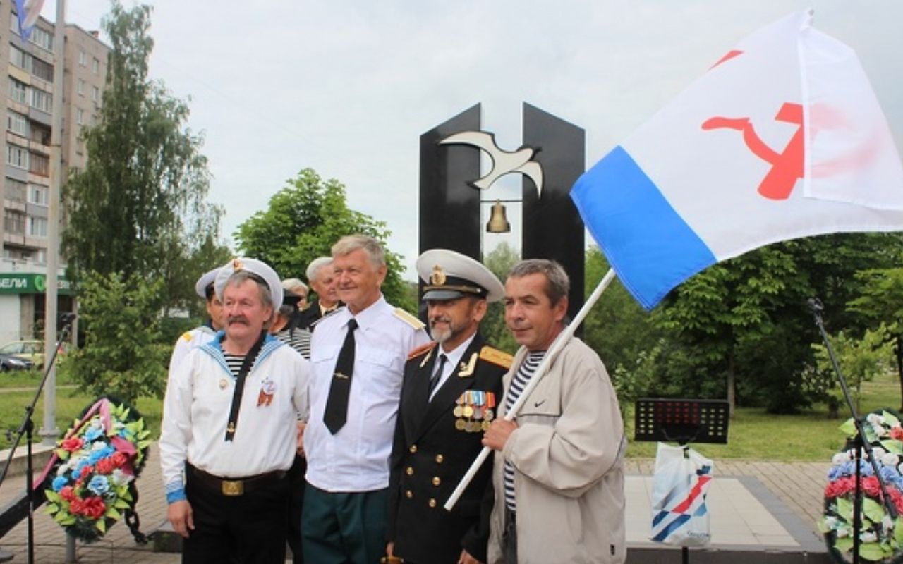 Какой сегодня праздник в череповце. День ВМФ Вологда. Сквер моряков. Парк моряков Череповец. Памятник морякам Череповец.