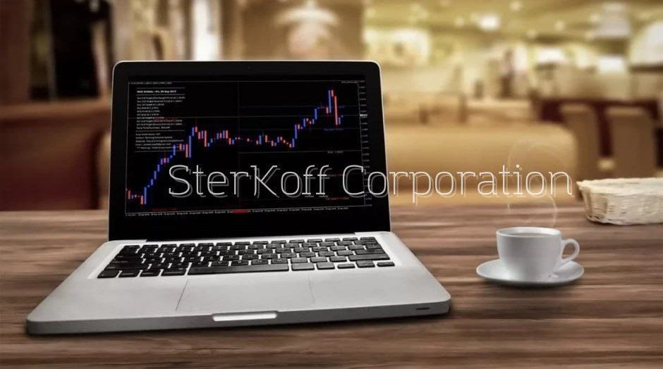 мониторинг курсов криптовалют на экране ноутбука и кофе рядом