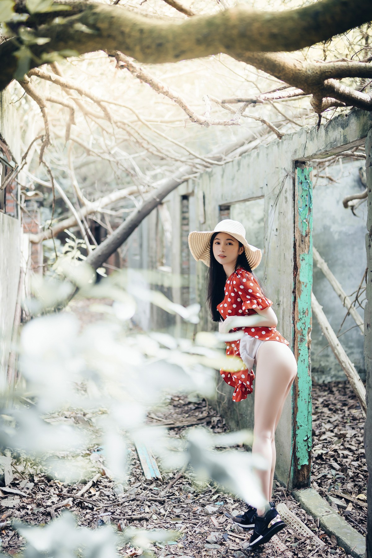 巨乳仙仙辰 野外露出初體驗❤️ 紅衣+透明內褲 裸上身吊帶褲 透明白色罩衫 Vol.01 8