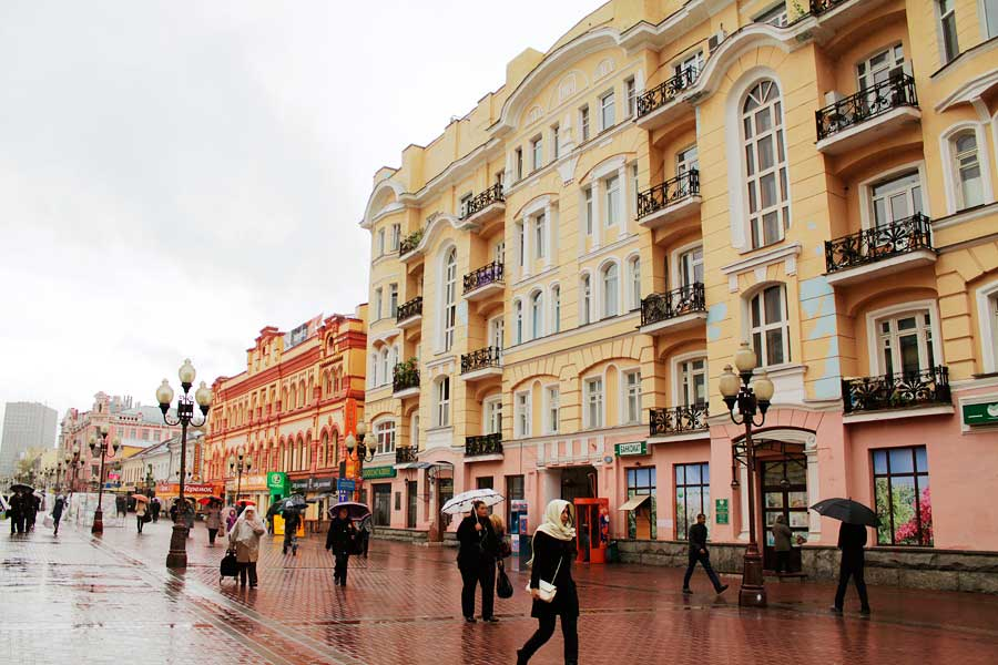 Арбат москва отзывы. Старый Арбат красивые места Москва. Старый Арбат Саратов красивые фото. Почему назвали Арбатская. Почему stararbat называется старый Арбат.