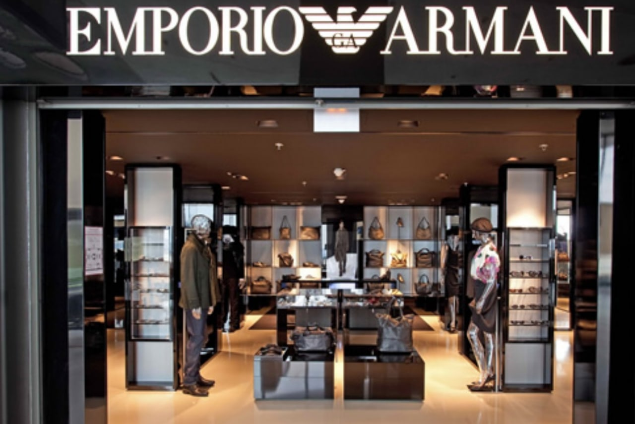 Бутики Армани Италия. Emporio Armani Milano. Giorgio Armani одежда. Армани вывеска.