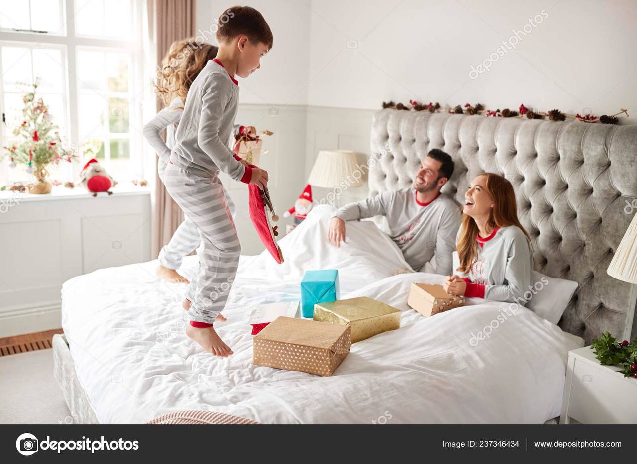 невеста прыгает на кровати