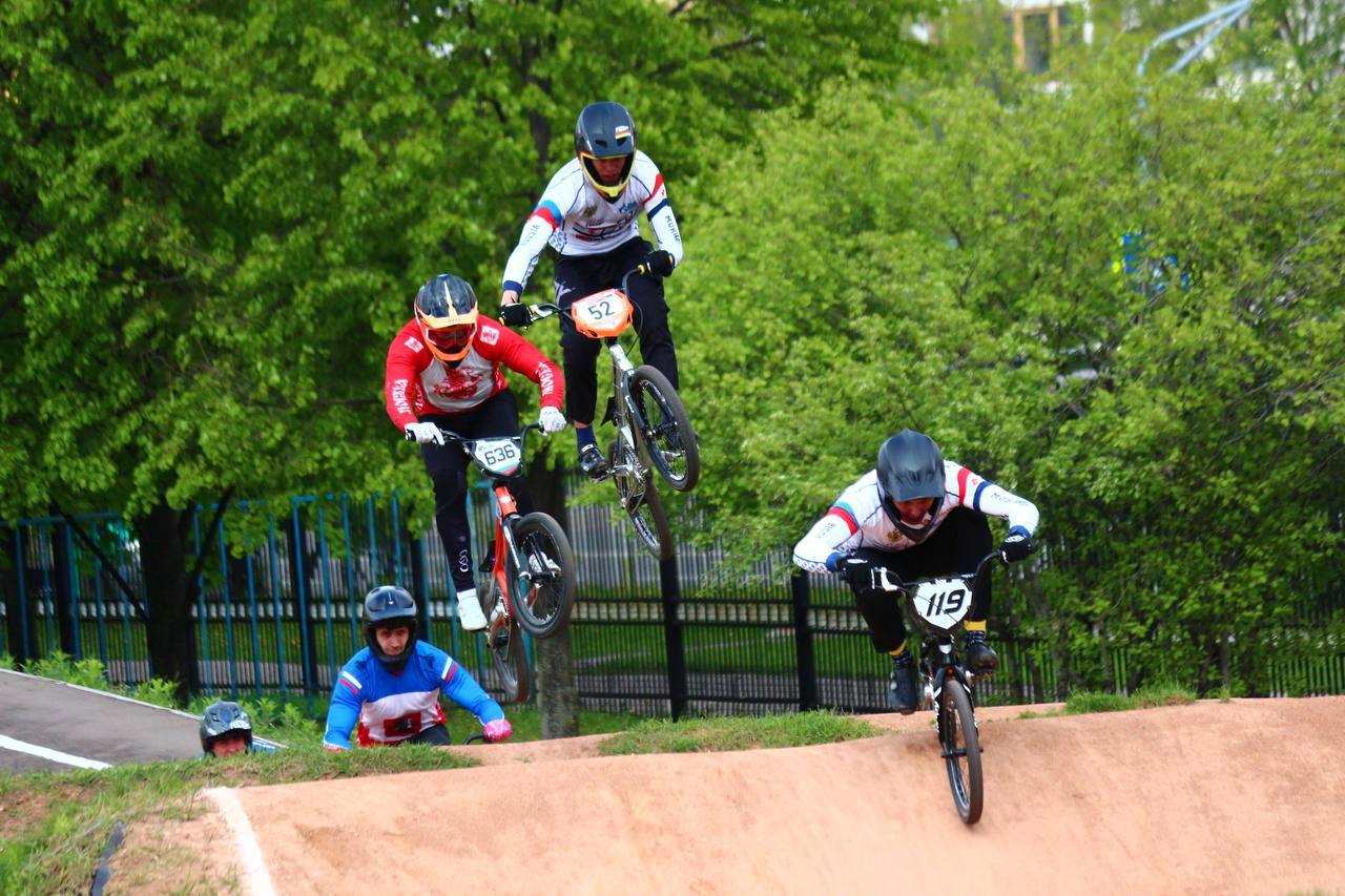 Спорт велоэкстремалов 5. BMX соревнования. Спорт велоэкстремалов. Велоспорт. Велосипедист рисунок.