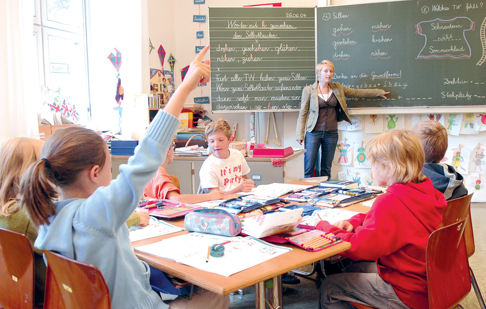Школы в Германии Grundschule. Начальная школа в Германии Grundschule. Дети в немецкой школе. Дети в школе в Германии.