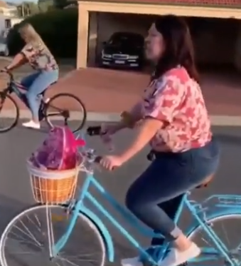 Paseo en bici entre amigas