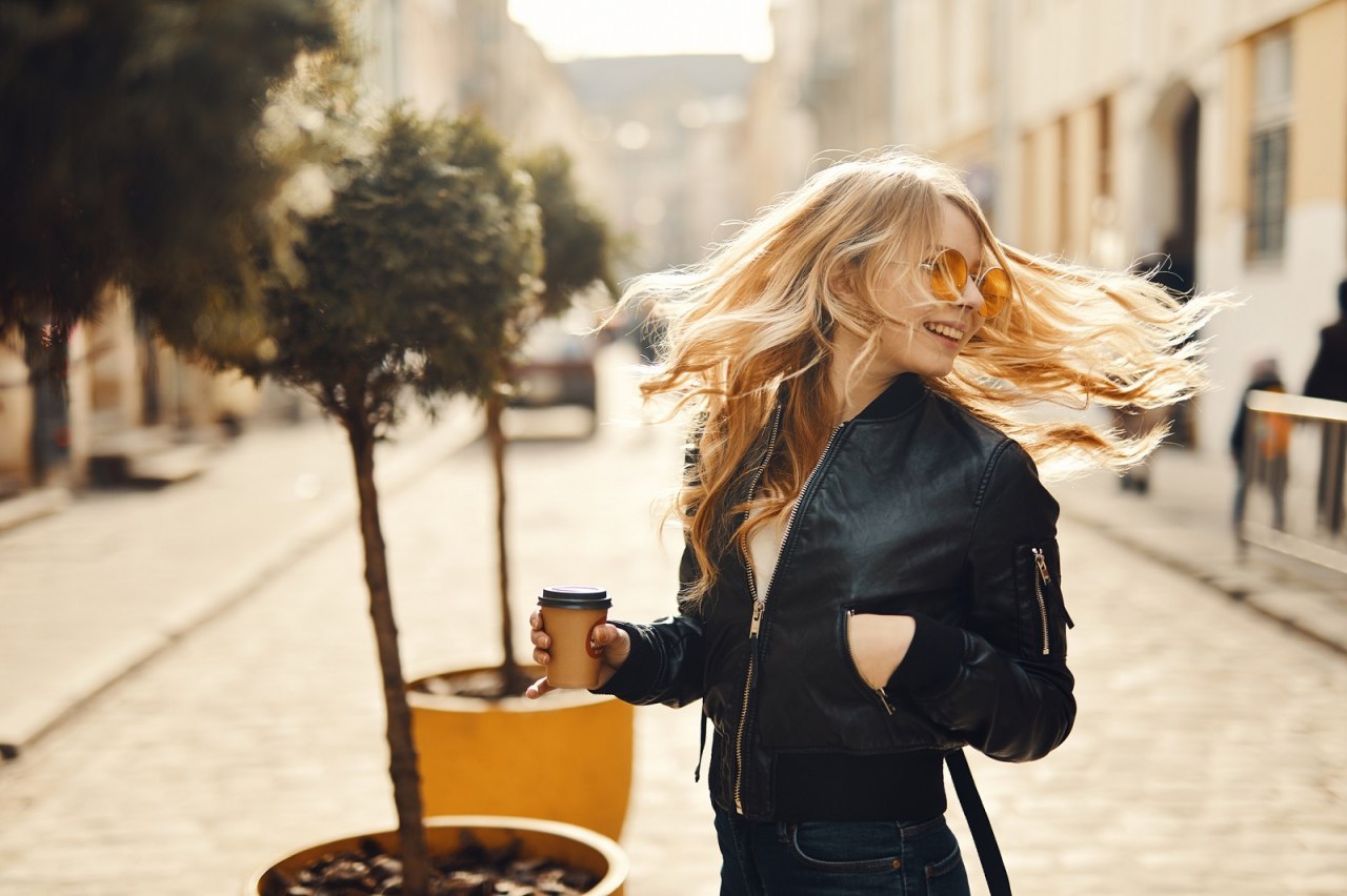 Фото девушки с кофе в руках на улице