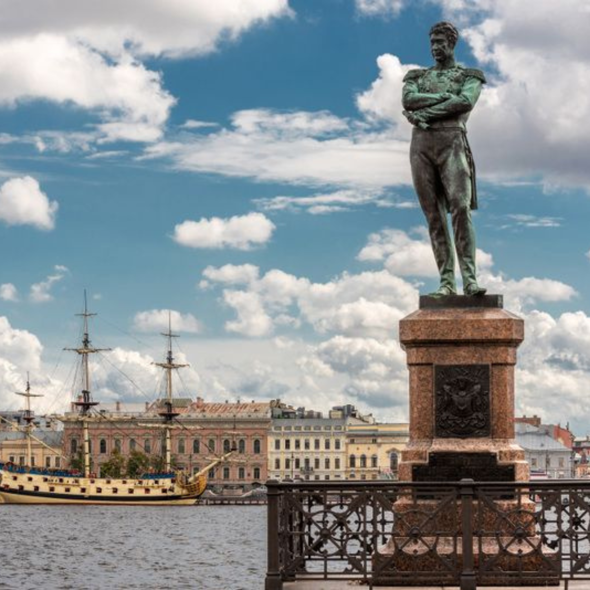 Памятник города санкт петербург. Памятник Крузенштерну в Санкт-Петербурге. Крузенштерн памятник в Петербурге. Памятник Крузенштерну в Питере.