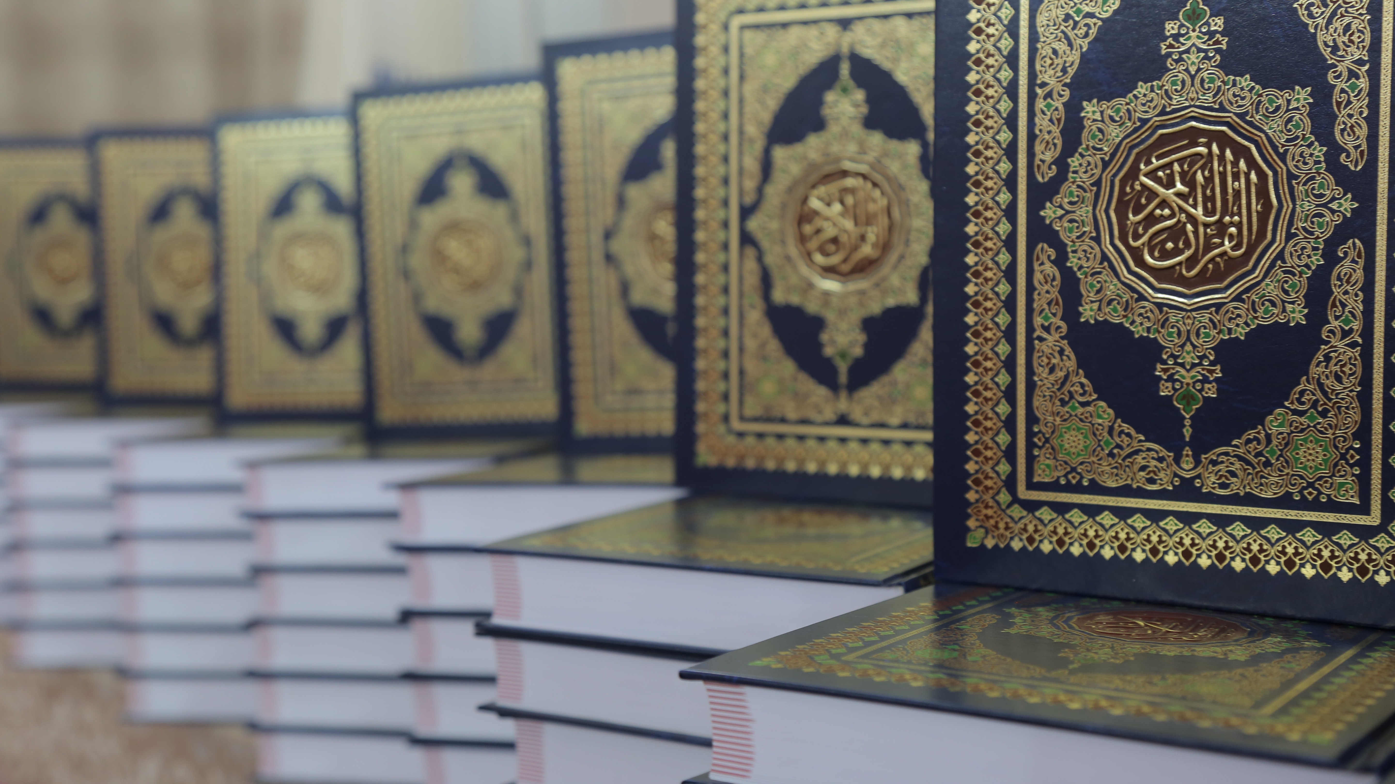 Quron kitob. Коран Халифа Османа. Благородный Коран. Коран в Ташкенте. Подставки для Корана Турция.