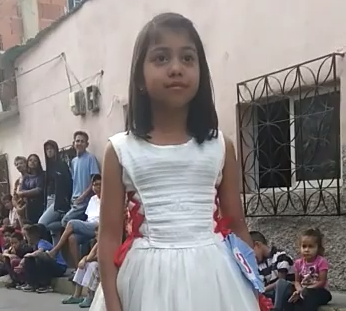 Esta niña se quiere parecer a su papá