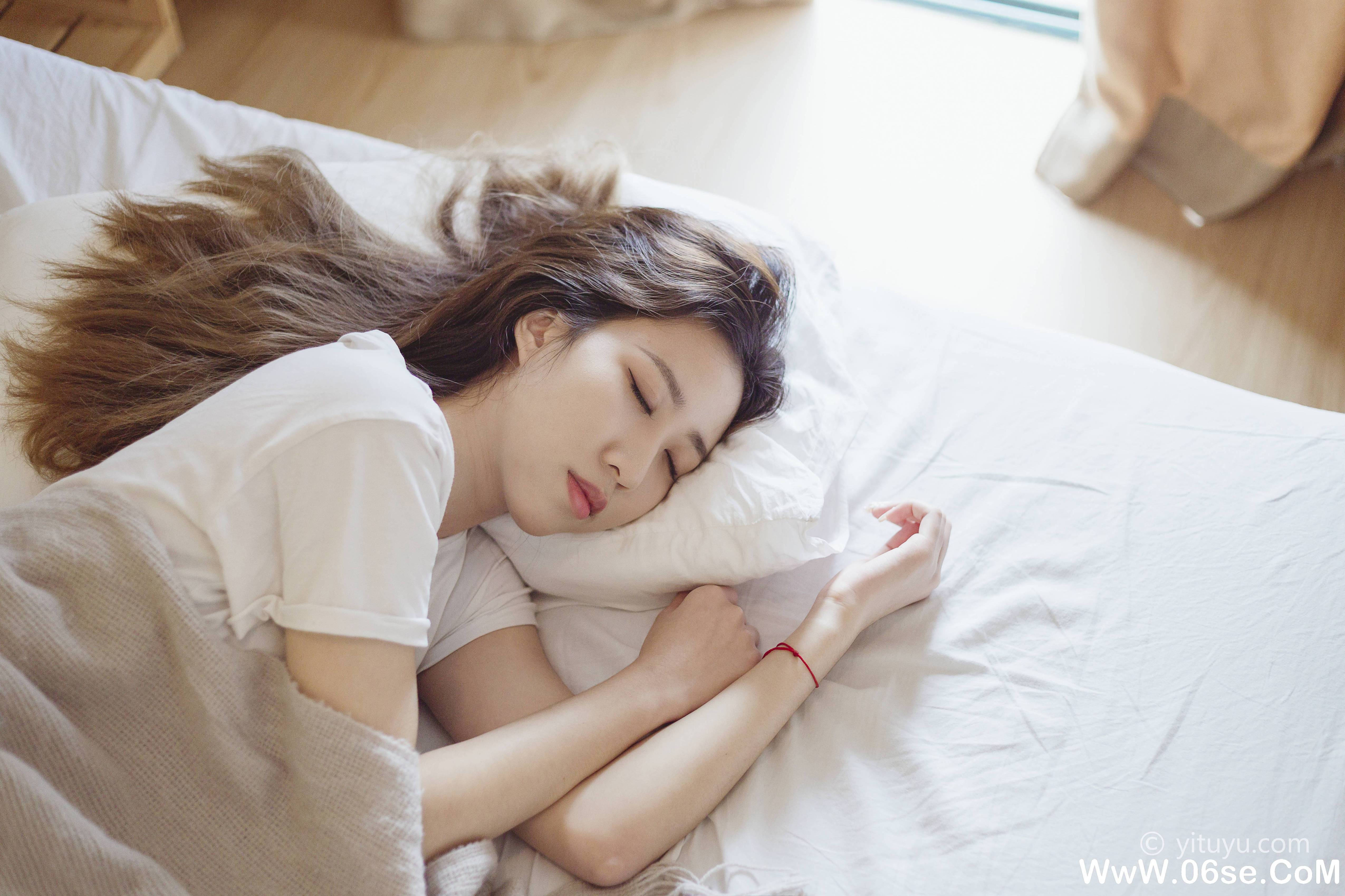 图片[3]-[YITUYU艺图语]2021.07.07 独自醒来 Jenny[35P／378MB]-六色网