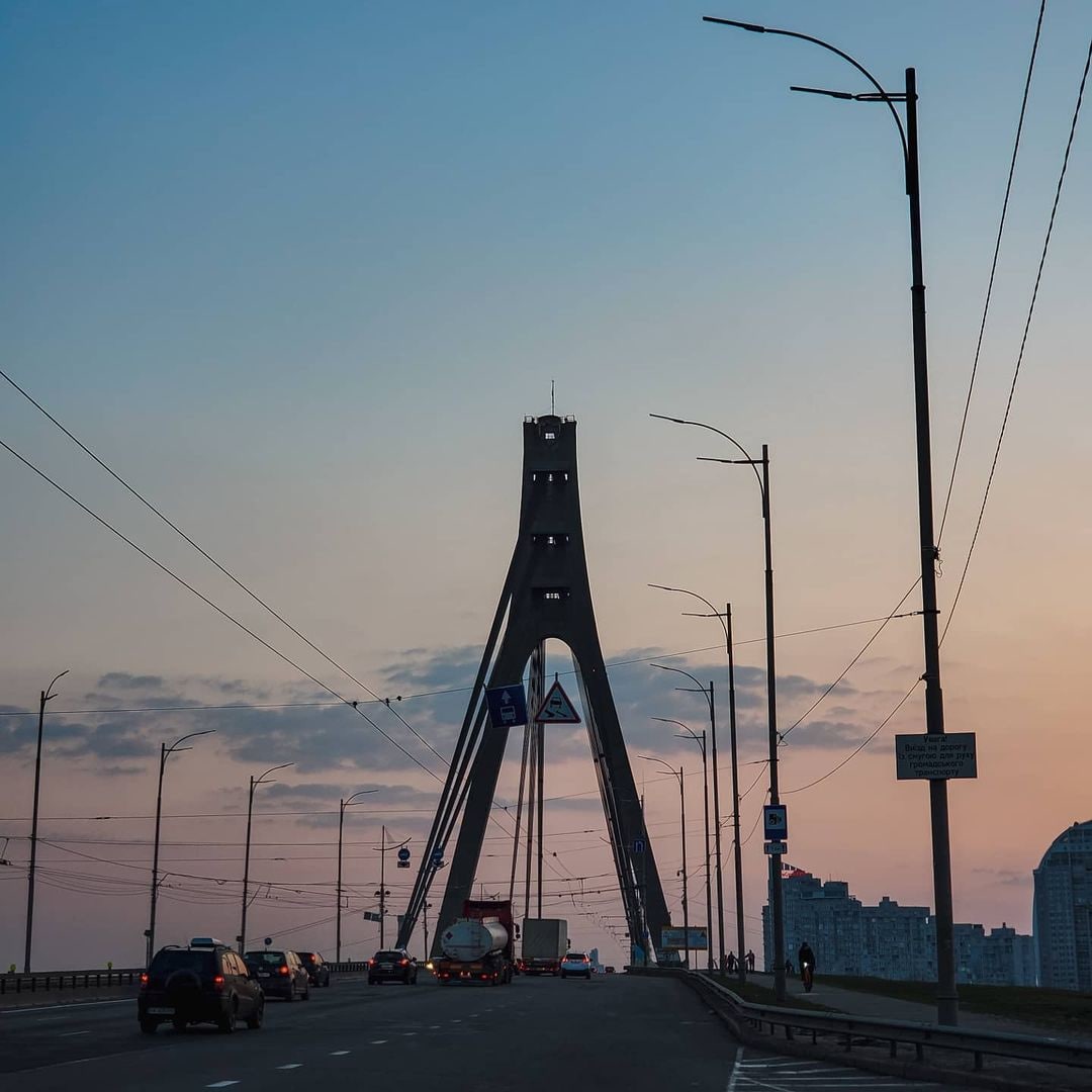 Реальный киев канал. Московский мост в Киеве переименовали. Московский мост в Киеве фото. Северный мост (Киев). Реми Лучиди на Московском мосту в Киеве.