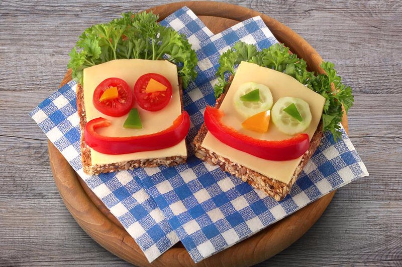 Сэндвичи играть. Интересные бутерброды для детей. Веселые бутерброды для детей. Весёлый бутерброд. Забавные бутерброды для детей.