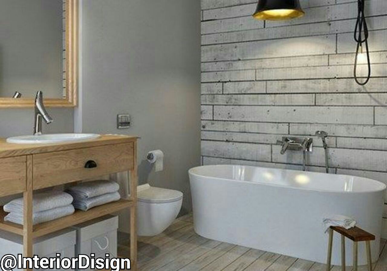 Ванная комната в скандинавском стиле с деревянными стенами