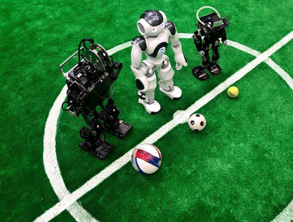 Роботы играют в футбол. Робофутбол МФТИ. Футбол роботов. Управляемый робофутбол. Робофутбол робот.