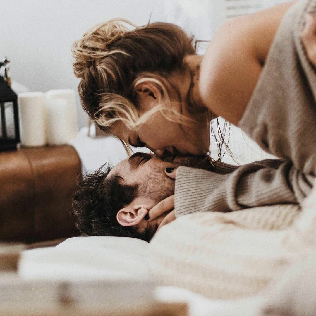Любимый проснуться вместе. Утренний поцелуй. Влюбленные утром. Утренние объятия. Страсть в постели.