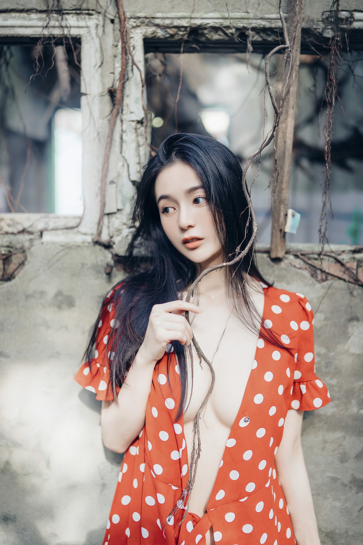 巨乳仙仙辰 野外露出初體驗❤️ 紅衣+透明內褲 裸上身吊帶褲 透明白色罩衫 Vol.01 38