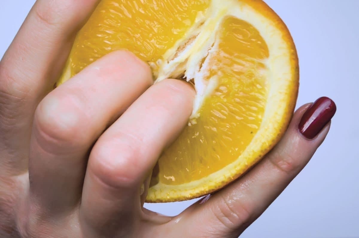 Палец в лимон