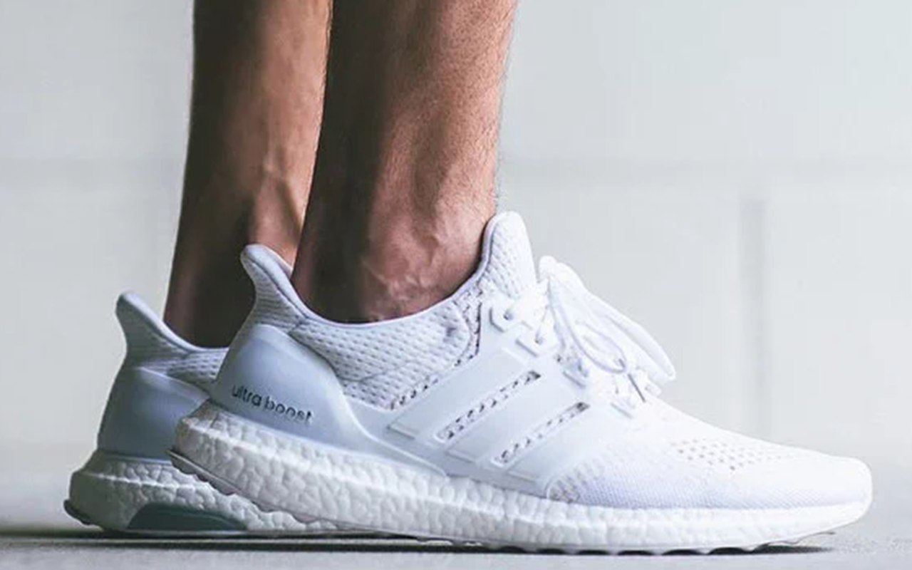 Boost white. Кроссовки ультра буст трипл Уайт. Адидас ультра буст женские белые. Кроссовки adidas ультра 3 белые. Ultra Boost белые на ноге.