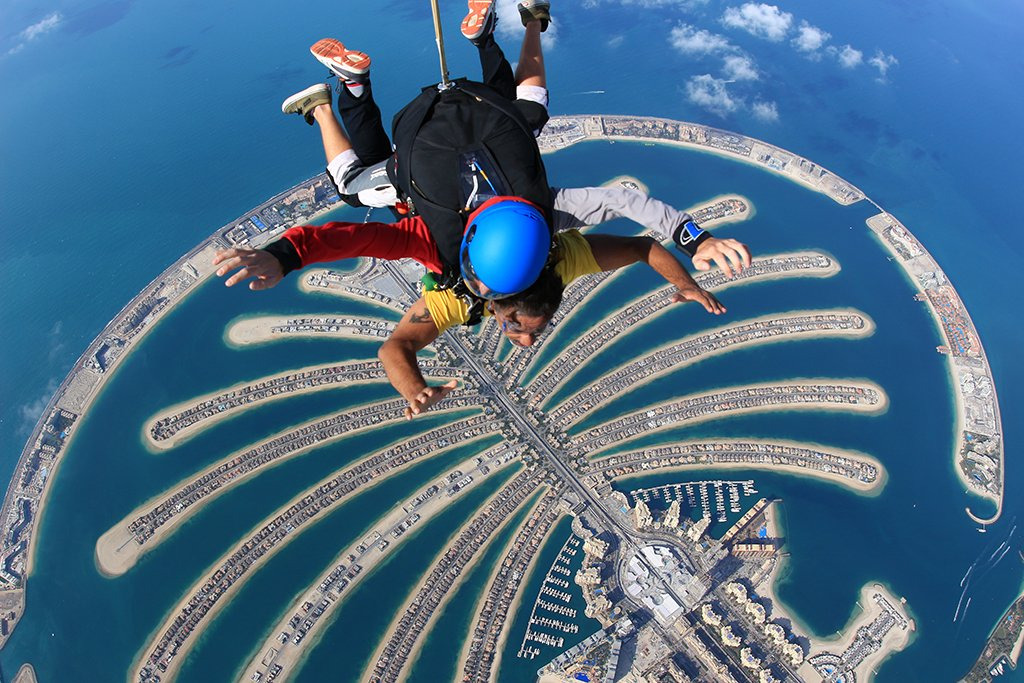 Парашют дубай. Скайдайв Дубай Skydive Dubai. Skydive Dubai Пальма. Прыжок Пальма Джумейра. Дубай Марина тарзанка.