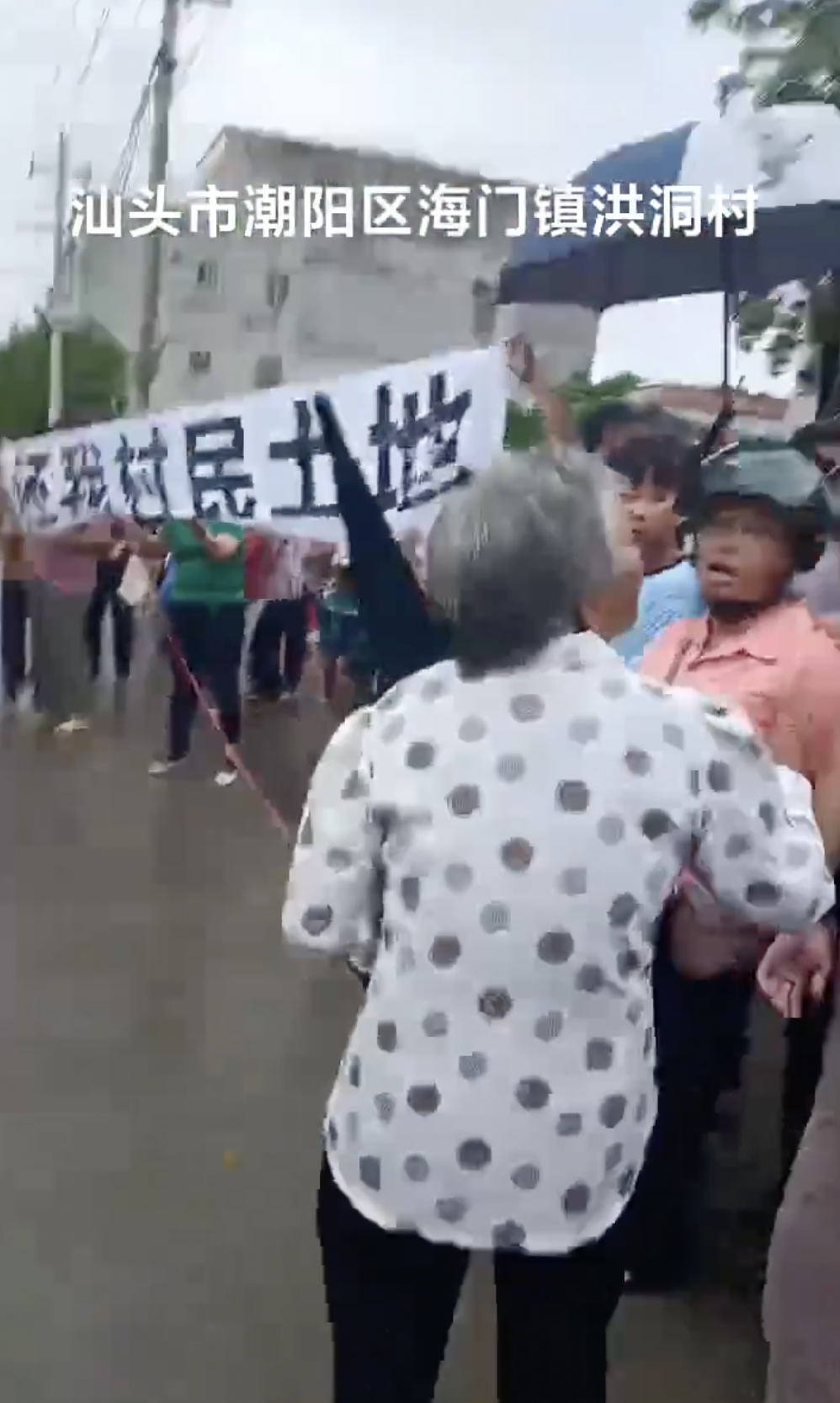 中共如今已经没有钞票补偿农村居民，接下来就只能面对村民们反对土地掠夺的怒火。//图片来源：李老师不是你老师