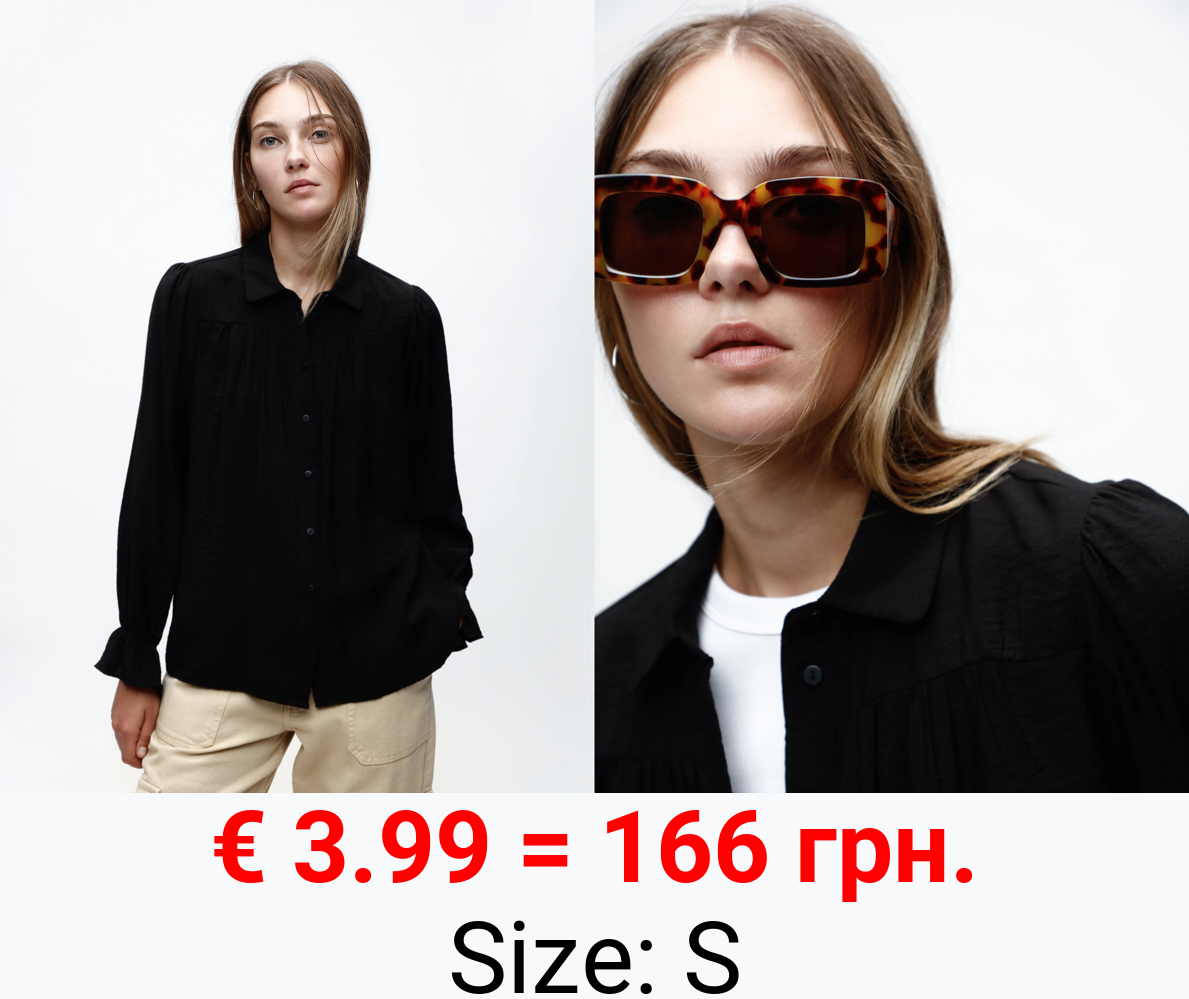 Flowing shirt with a Peter Pan collar