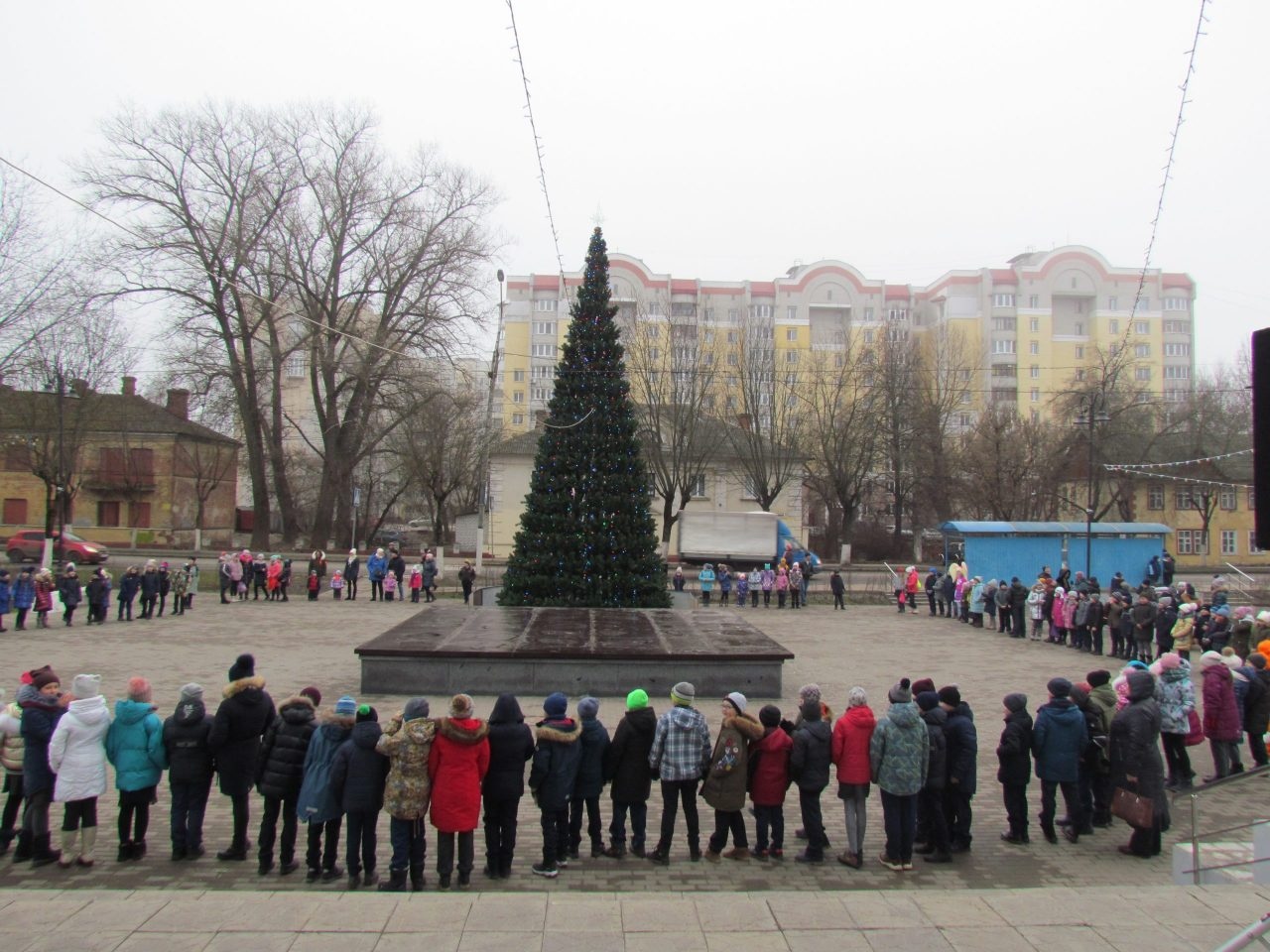 Последние новости брянска. ДК Горького Брянск Володарский район. Володарский район г Брянск елка Новогодняя. Володарка Брянск. Площадь у администрации города Брянска.