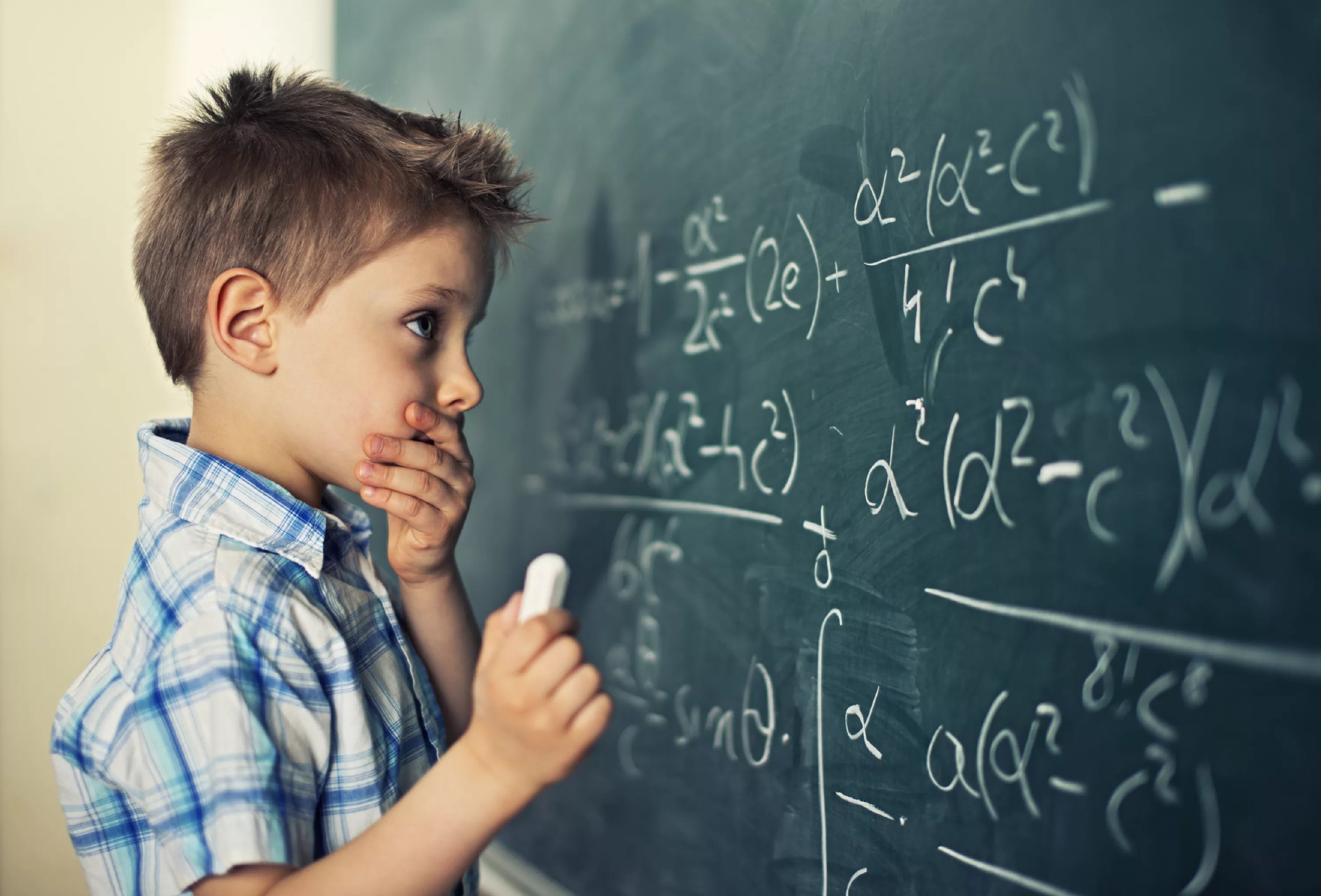 Думать считать помогать. Математика для детей. Школьник математика. Мальчик у доски. Школьник у доски.