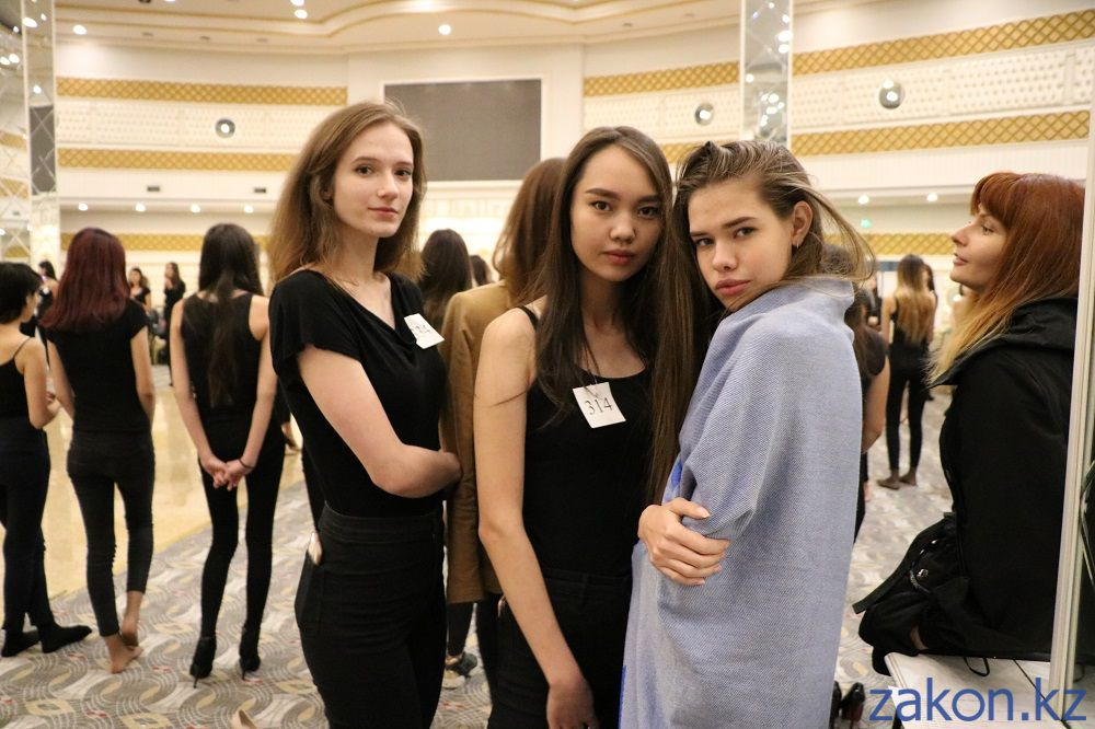 Кастинг моделей москва. Кастинг моделеи в торговом центре. Молодежный показ мод в Алматы 2024.