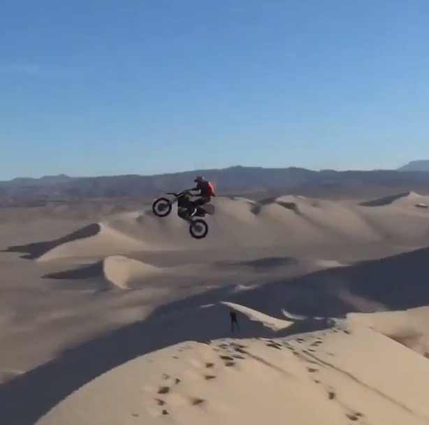 Salto con moto en las dunas del desierto