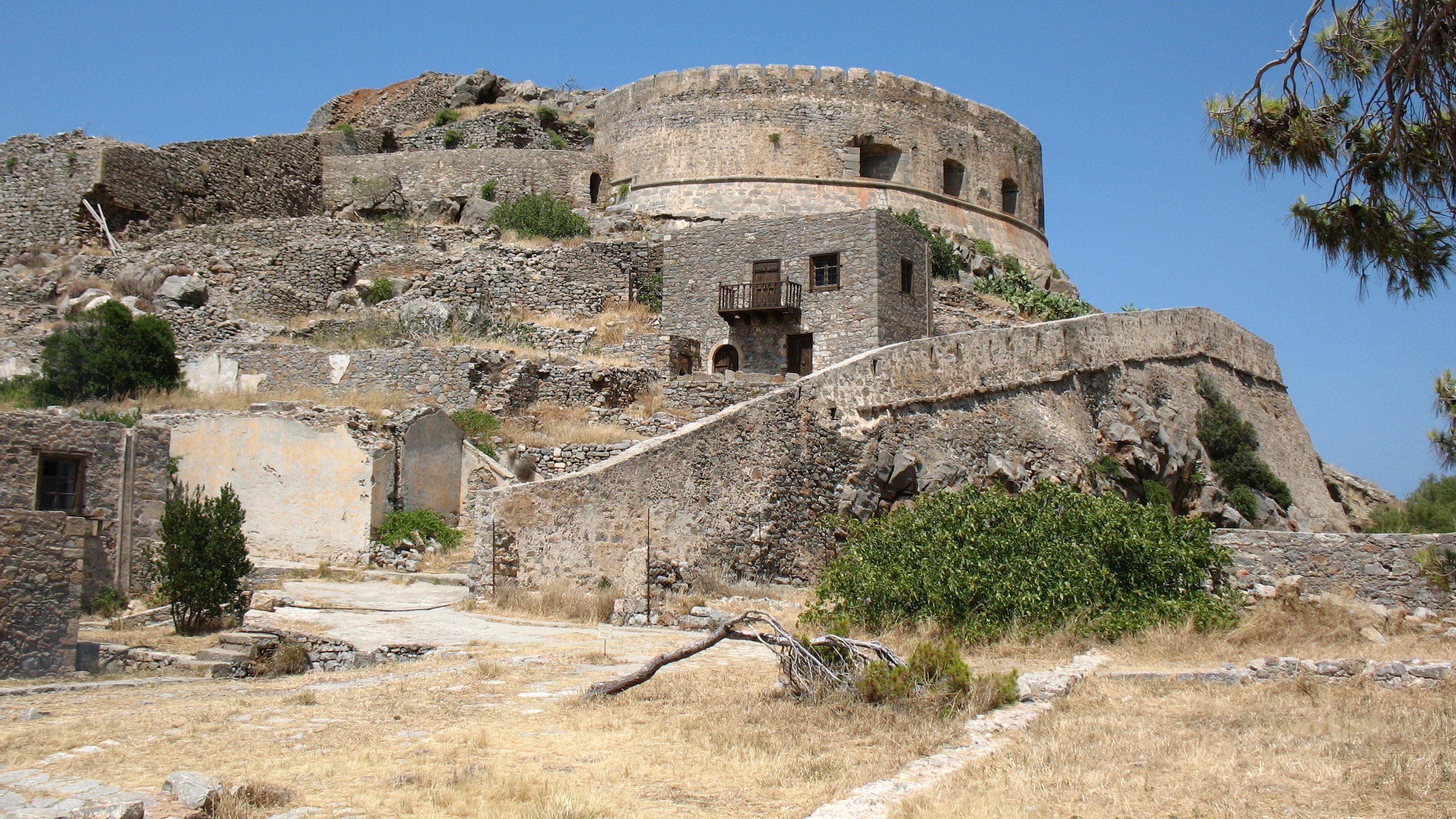 Лепрозорий это. Спиналонга кладбище. Spinalonga Colony. Лепрозорий здание.