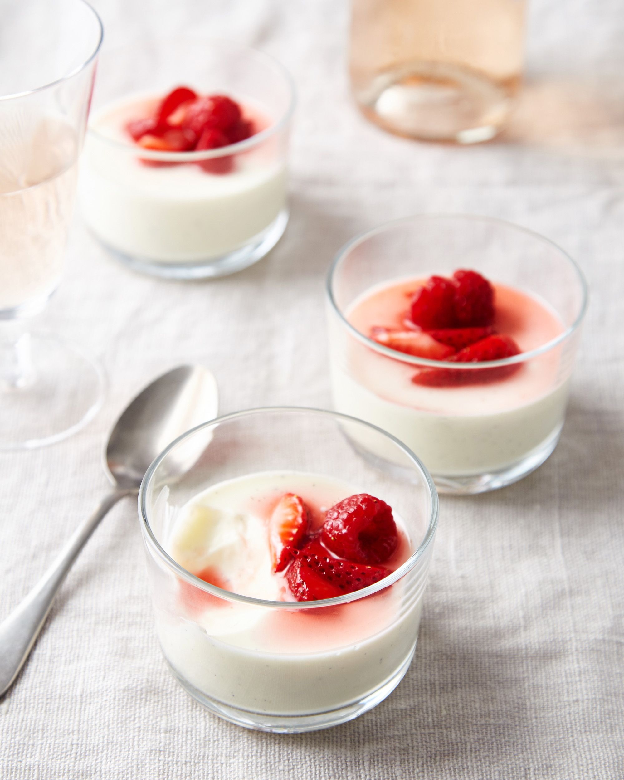 Рецепт йогурта из клубники. Панна котта. Yoghurt panna Cotta. Йогурт с клубникой. Десерт из рикотты.