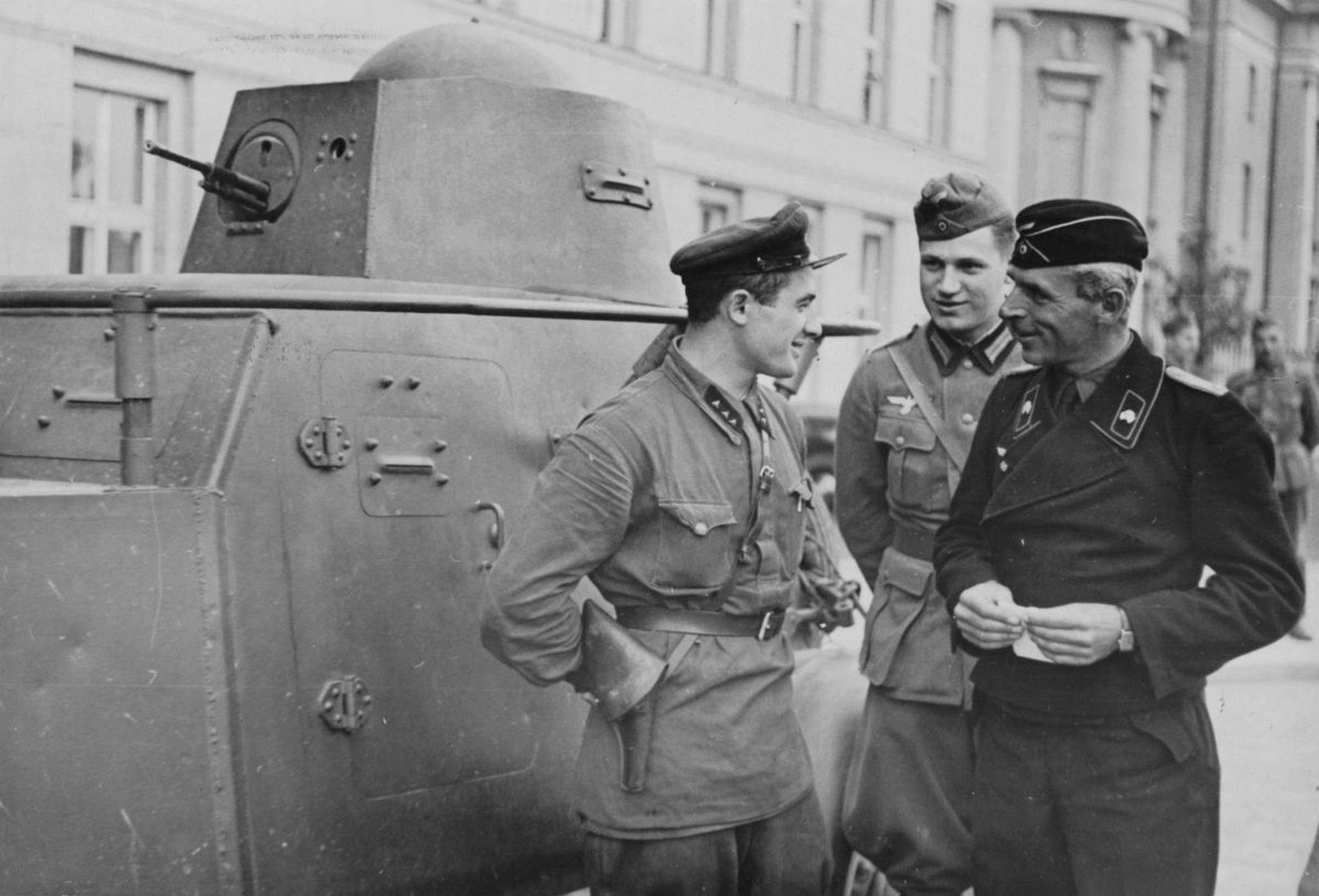 Фото 1939 года. Парад РККА И вермахта в Бресте. Парад вермахта и РККА В Бресте 1939. Советско немецкий парад в Бресте 1939. Советские и немецкие солдаты в Бресте 1939.