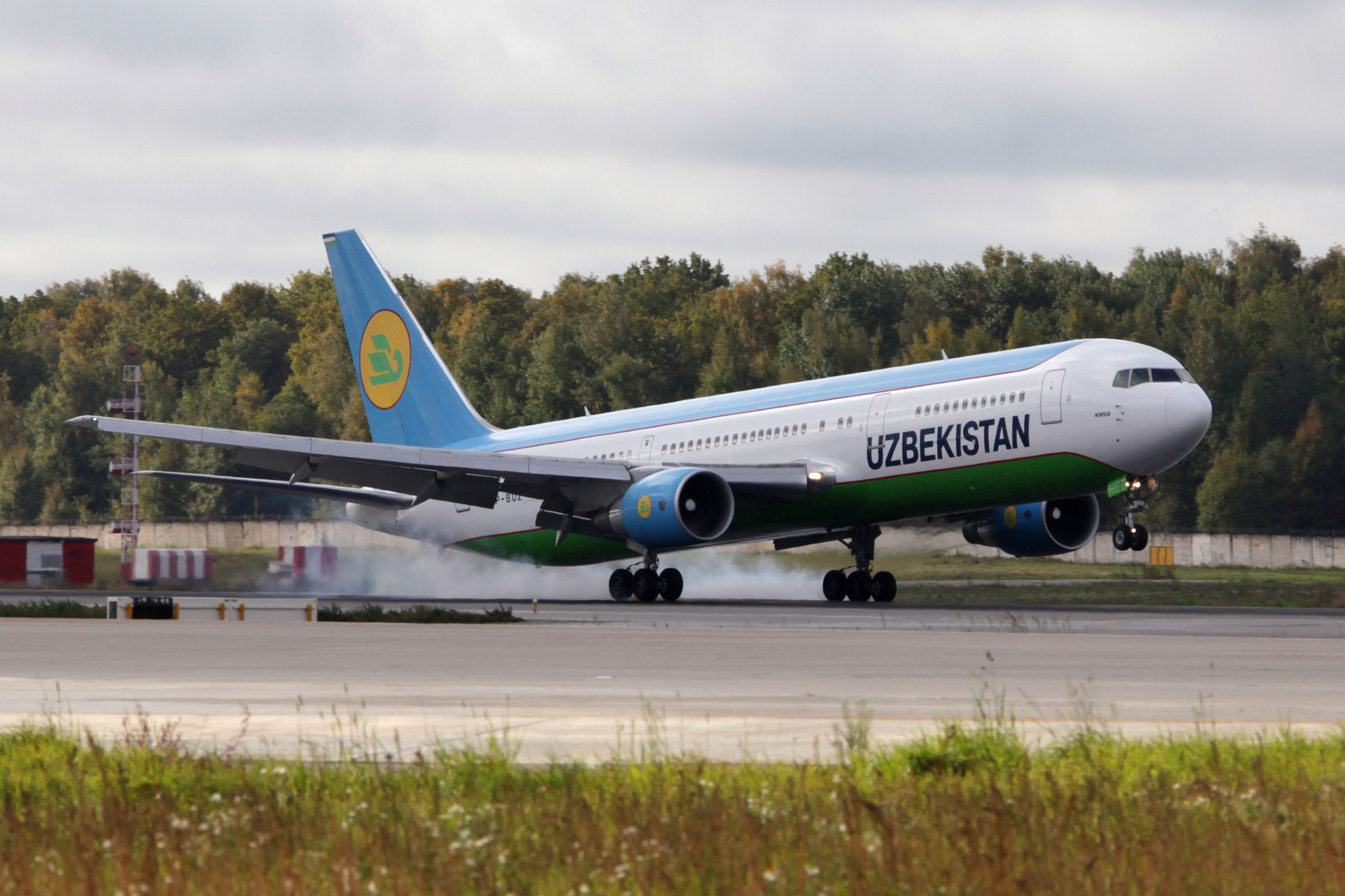 Рейс самолетов ташкент. Boeing 767 Uzbekistan Airways. Боинг 757 200 Узбекистон хаво йуллари. Boeing 767 Uzbekistan Airways салон. Boeing 757 Uzbekistan Airways салон.