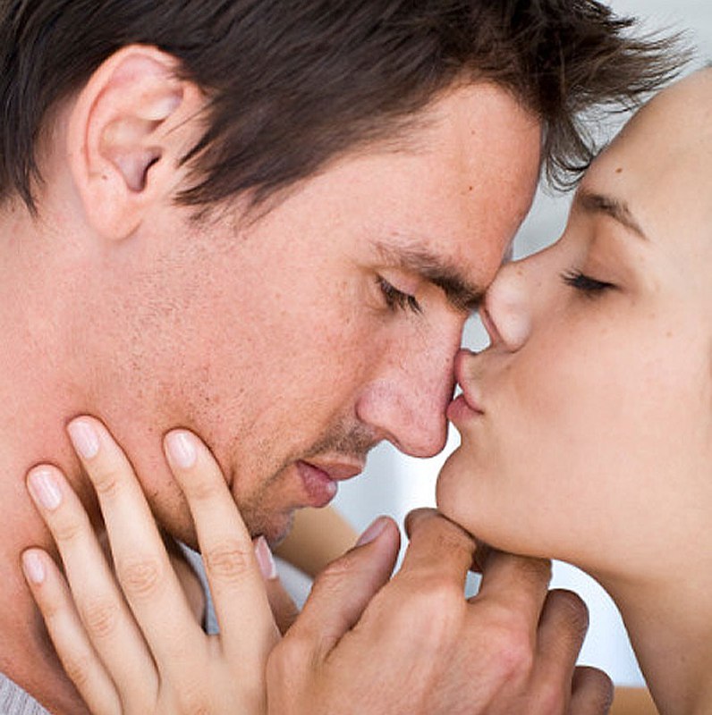 Лижет парню лицо. Поцелуй в носик. Мужчина целует в нос. Девушка целует парня в нос. Целую в носик.