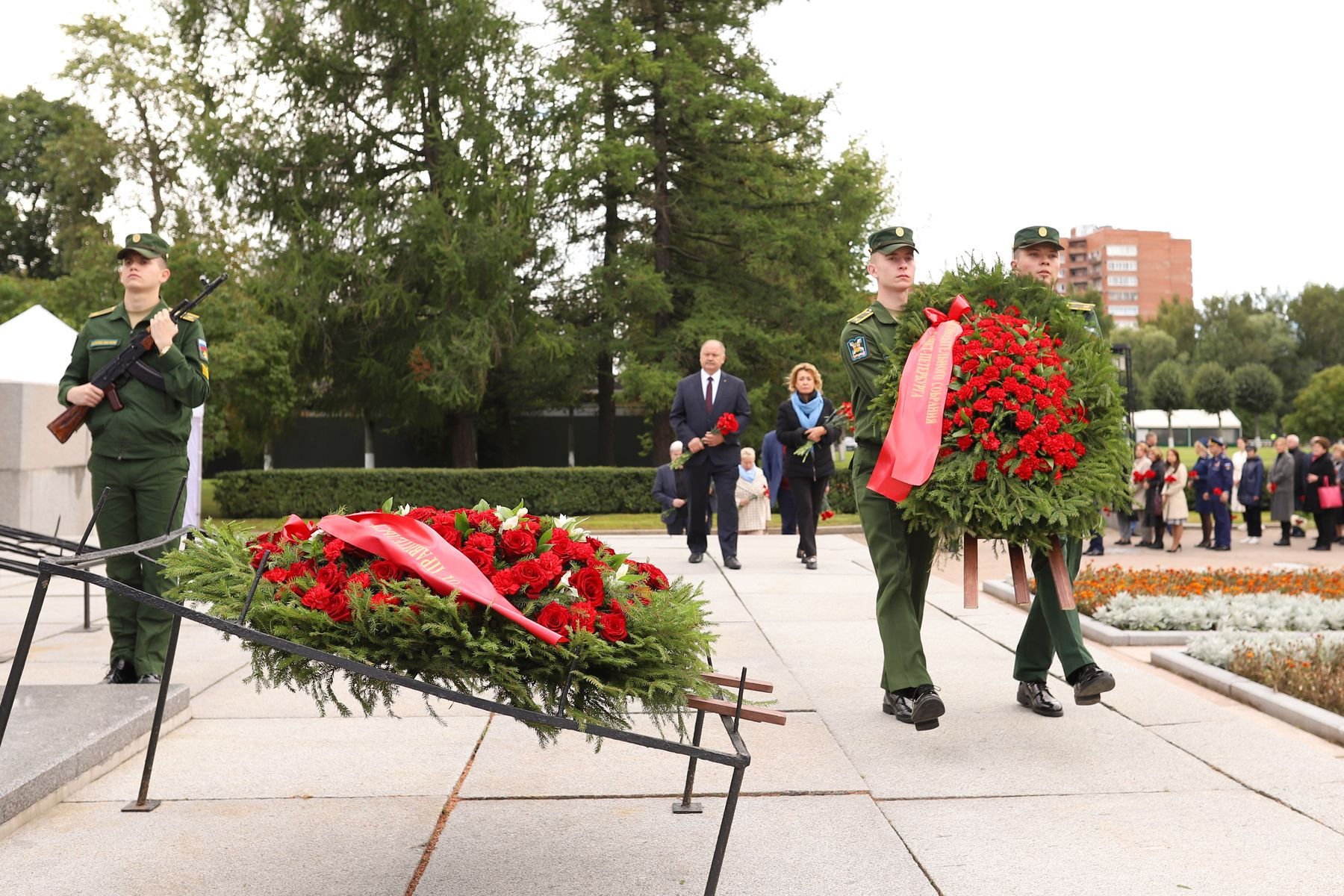 Возло. Возложение венков 9 сентября на Пискаревском мемориальном кладбище. Возложили цветы в Международный день памяти жертв фашизма. Возложение на Преображенском кладбище в Москве 2022. Возложение венков к могиле неизвестного 10 сентября 2022.