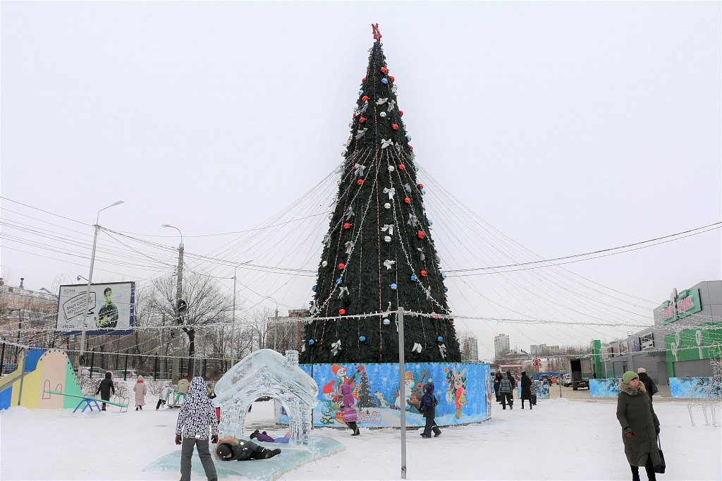 15-и метровая Елка и Новогодний городок появились в Центральном районе Хабаровска