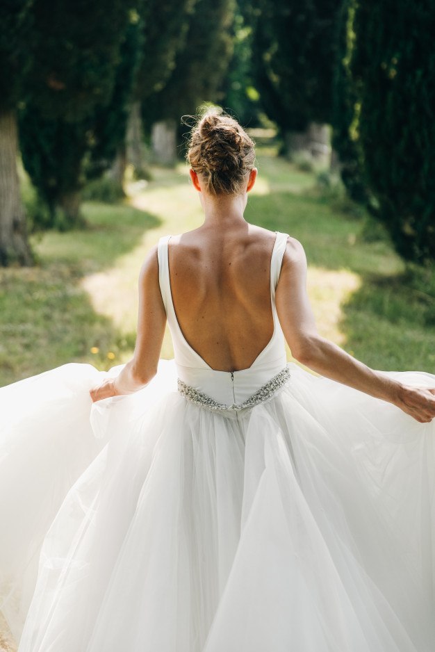Вид в свадебном платье сзади