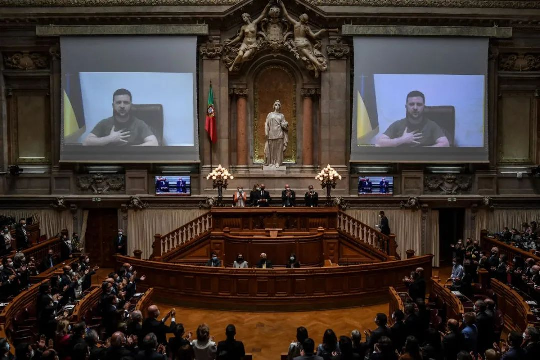 泽连斯基于 4 月 21 日通过视频会议向葡萄牙议会发表讲话