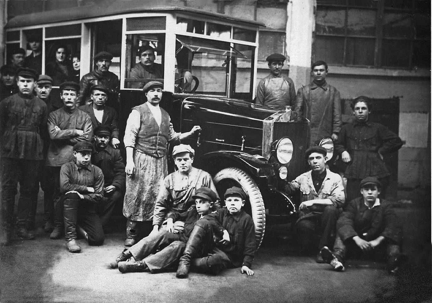 Ссср в 1920. Автобус на базе АМО-Ф-15. Первый автобус в Москве 1922. Первые автобусы в Москве 1924. Москва 1925 год.