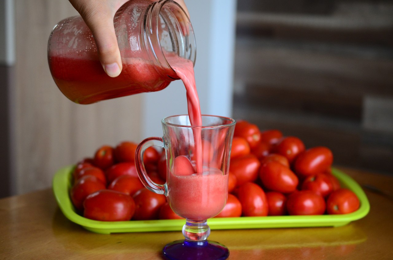 Томатный сок пить на ночь. Томатный сок. Сок из свежевыжатых помидоров. Пьет томатный сок. Человек пьющий томатный сок.