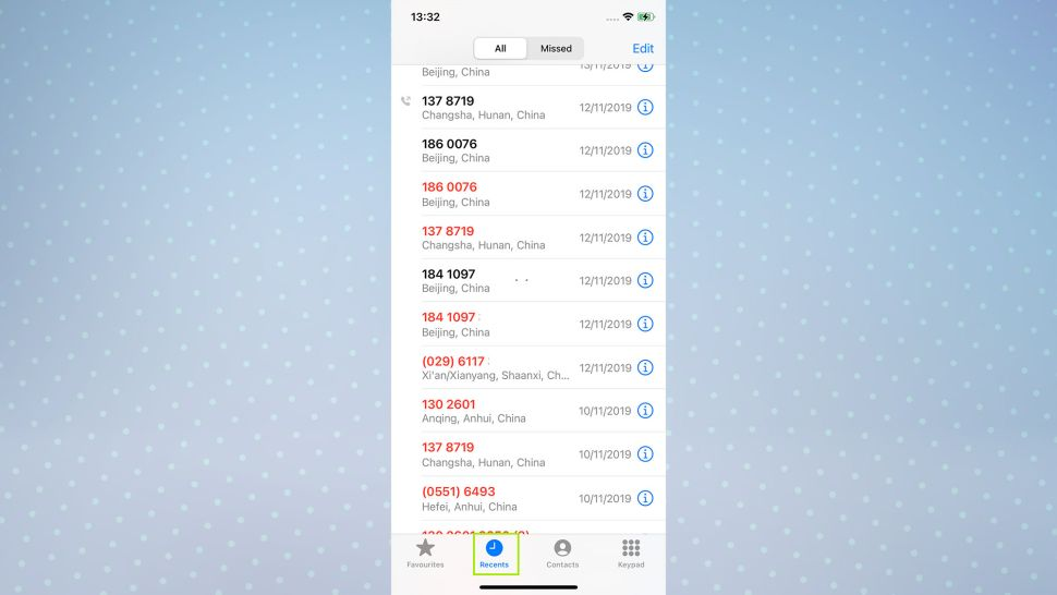 Uno screenshot della schermata di un iPhone che mostra l'app Telefono con il pulsante Recenti evidenziato