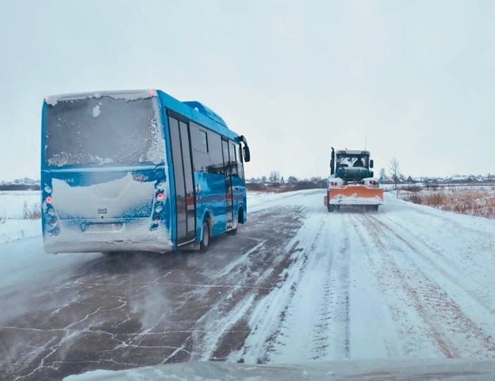 Движение автобусов ограничили на трассах края из-за снегопада