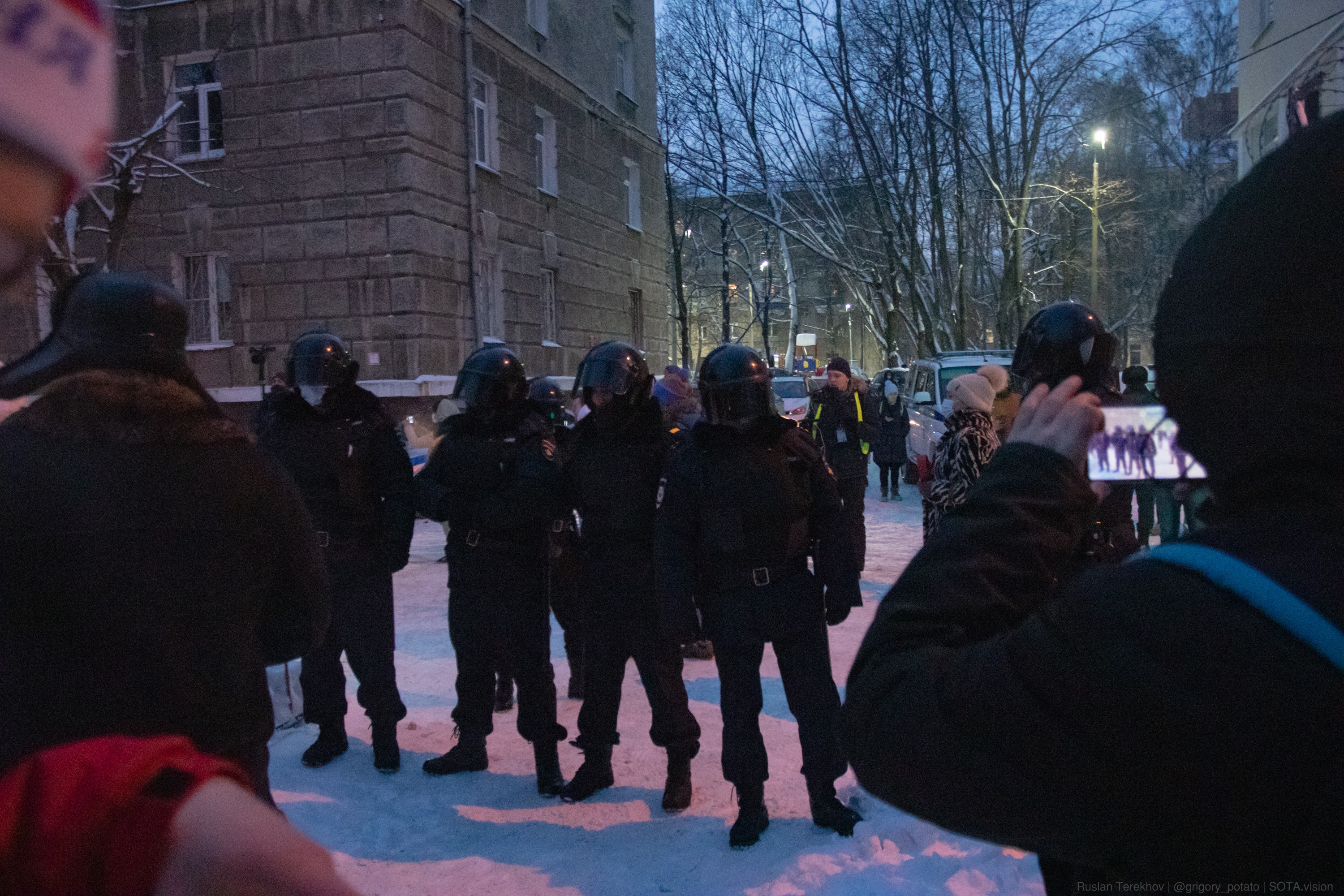 Прощание с навальным эфир. Арест Навального. Задержание Навального 2013. Арест Навального на 19 лет.