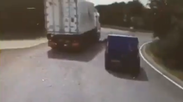 Destrozado al adelantar un camión