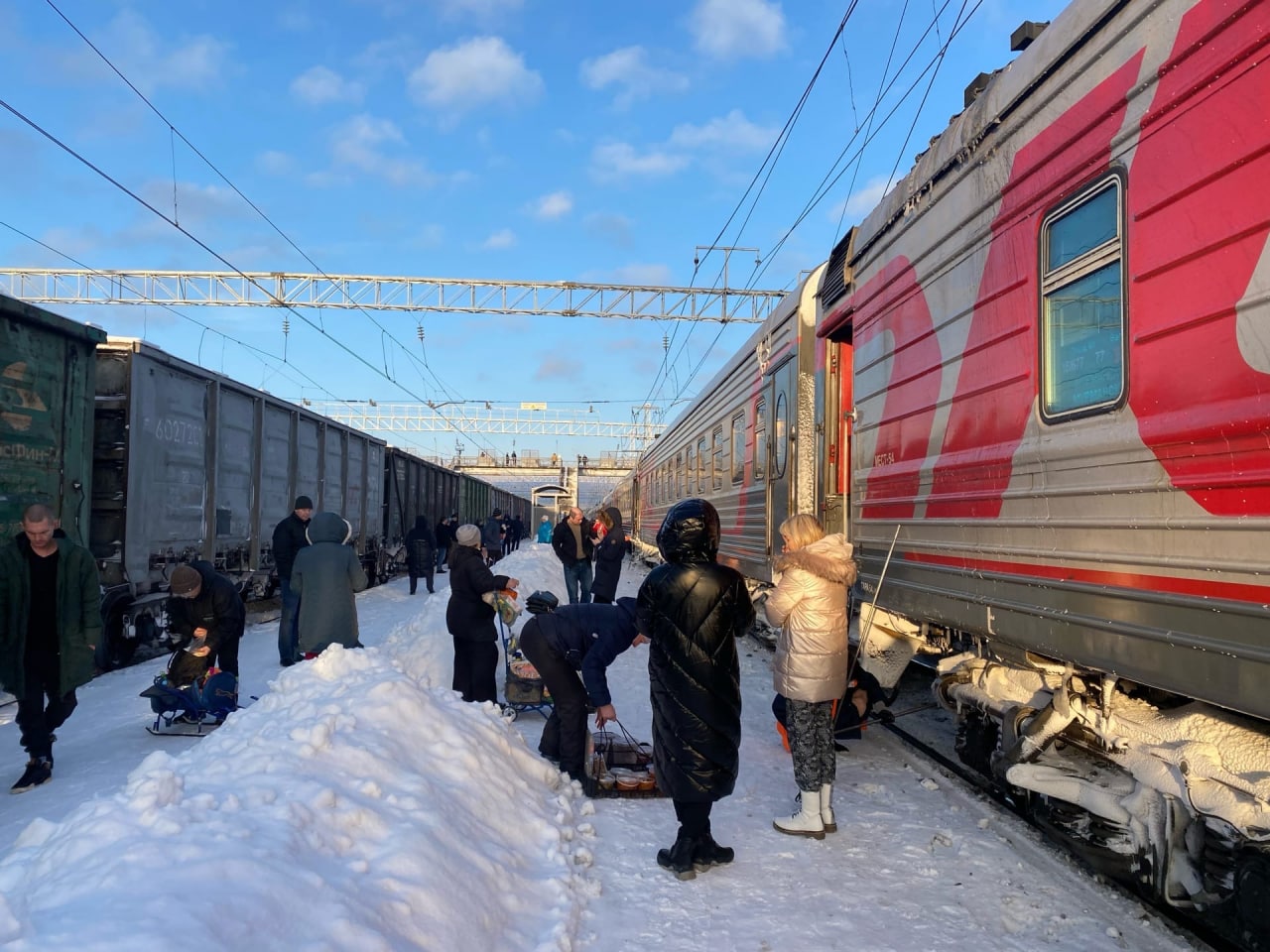 Поезд 1 января. Грузовой поезд на станции. Поезда России. Поезд Путина. Грузовые поезда России.