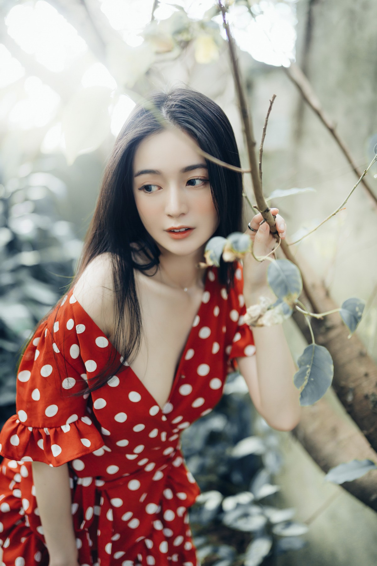 巨乳仙仙辰 野外露出初體驗❤️ 紅衣+透明內褲 裸上身吊帶褲 透明白色罩衫 Vol.01 37