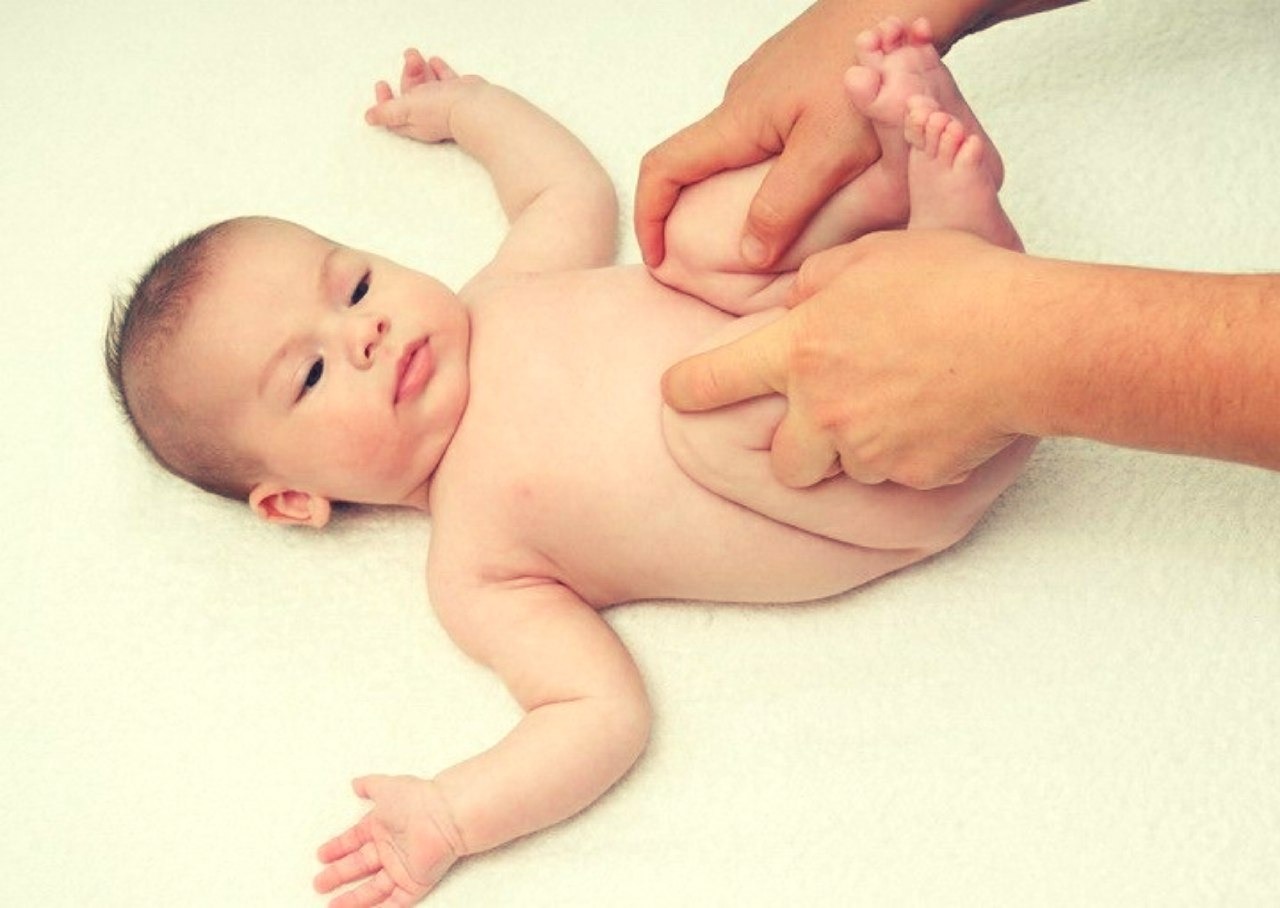 Руки и ноги коликами. Массаж животика новорожденному. Массаж животика грудничку. Массаж живота новорожденному. Массаж при запоре у новорожденного.