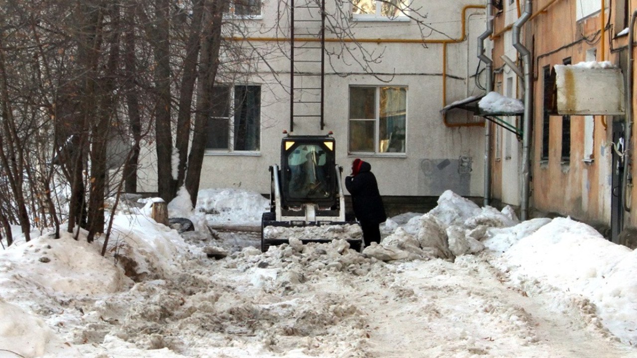 Готово самара. Снег на улице. Коммунальщики зима. Зимний двор в городе. Снег в Самаре.